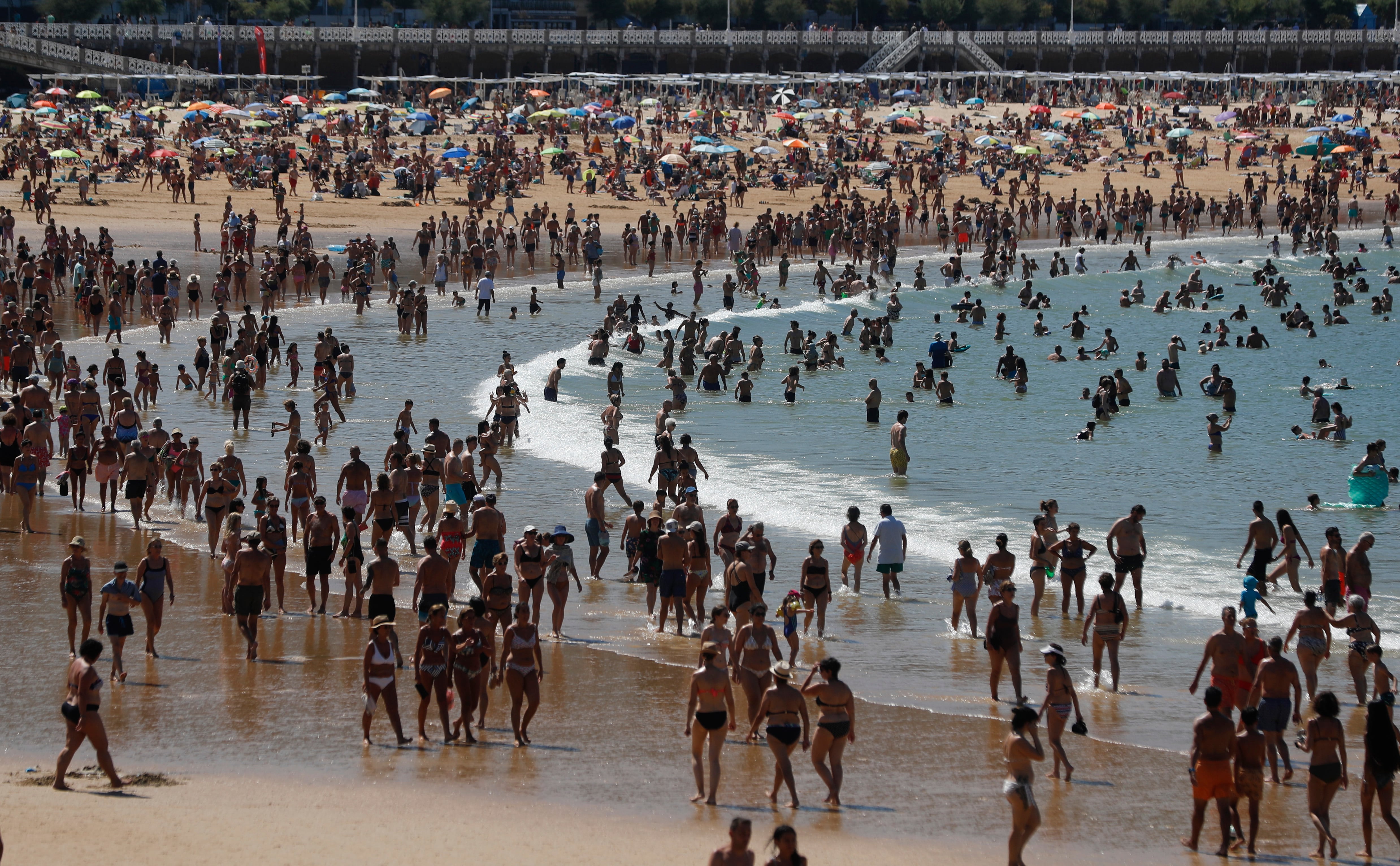 Donostiarras y visitantes disfrutan de un día soleado en la playa de la Concha de San Sebastián