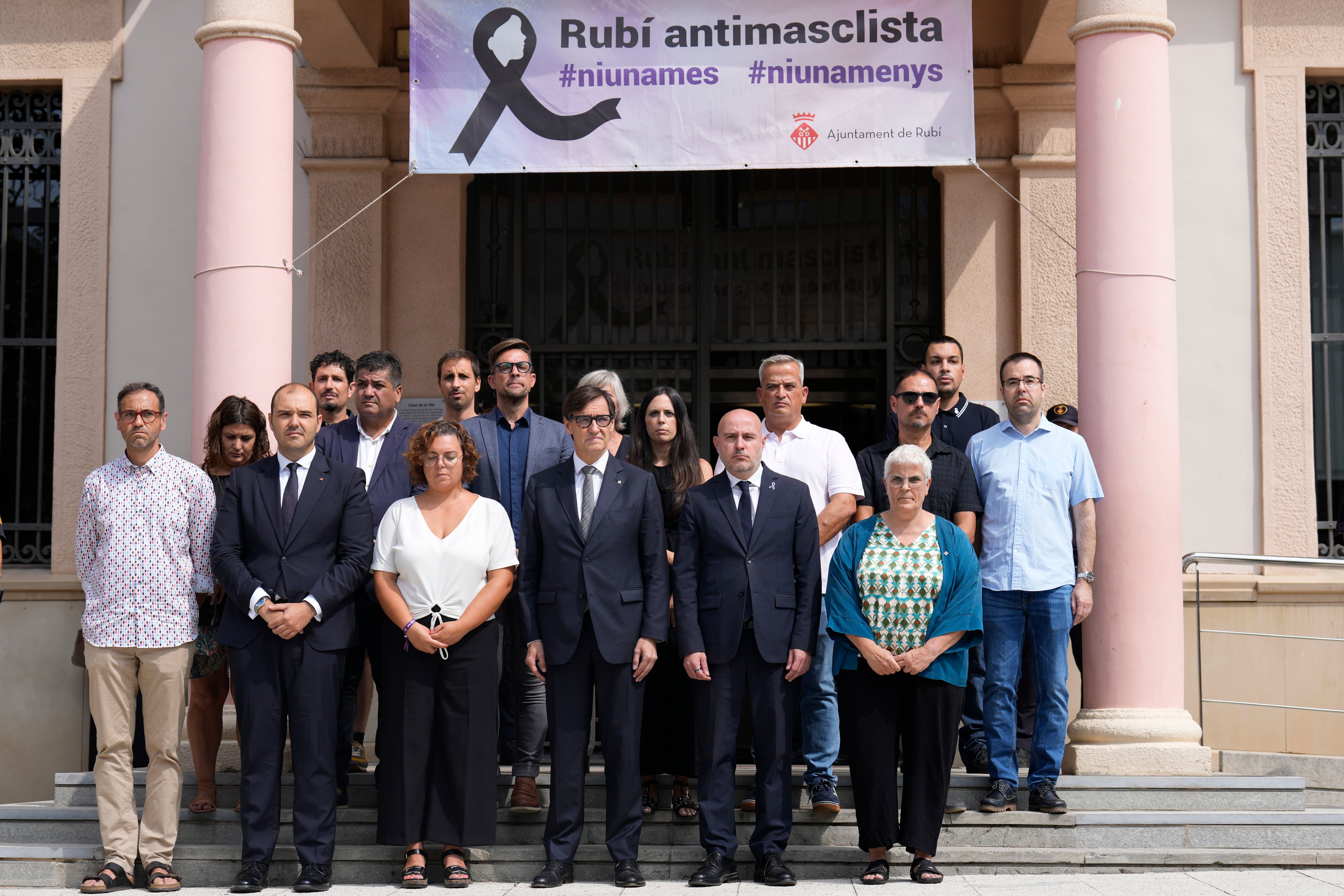 El presidente de la Generalitat, Salvador Illa, ha reaparecido este miércoles en público para asistir al minuto de silencio convocado en Rubí (Barcelona) por el asesinato de dos mujeres víctimas de violencia machista