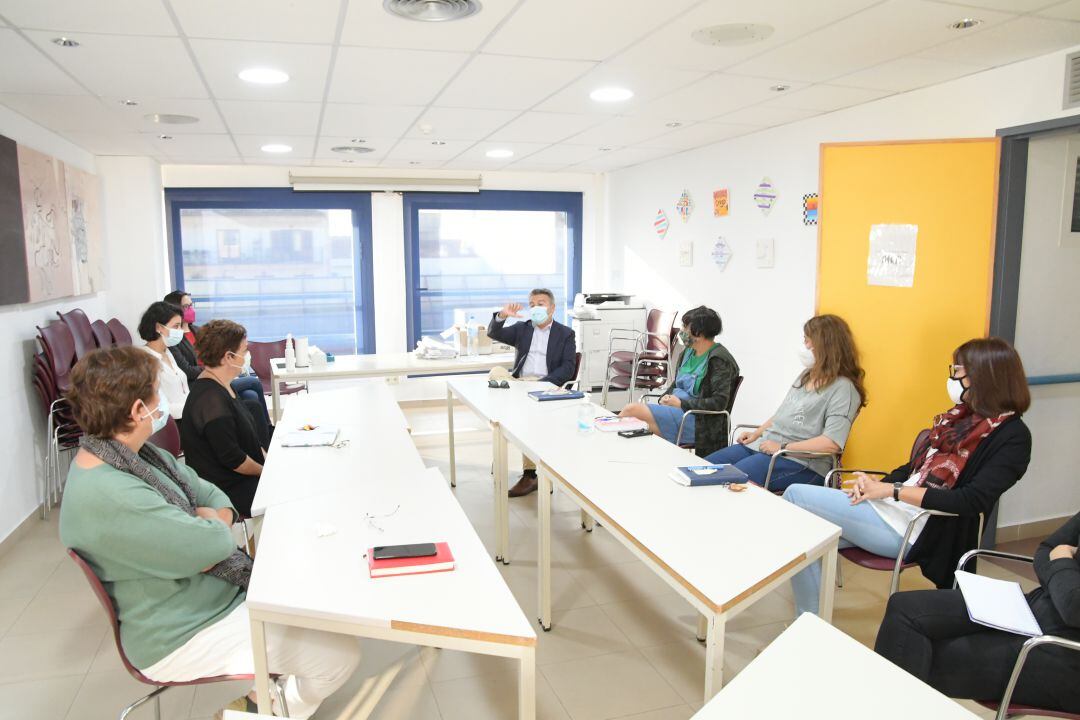 Reunión del equipo base de Servicios Sociales, con el alcalde José Chulvi y la concejala Rita Berruti.