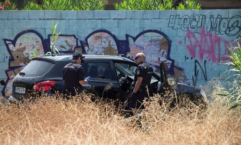 Agentes de la Policía Nacional registran el coche en el que ha sido hallado muerto un hombre de 43 años tras agredir a su pareja, de 42 años, que ha sido trasladada a un hospital, en las inmediaciones del aparcamiento de la zona de la Avenida de Europa en