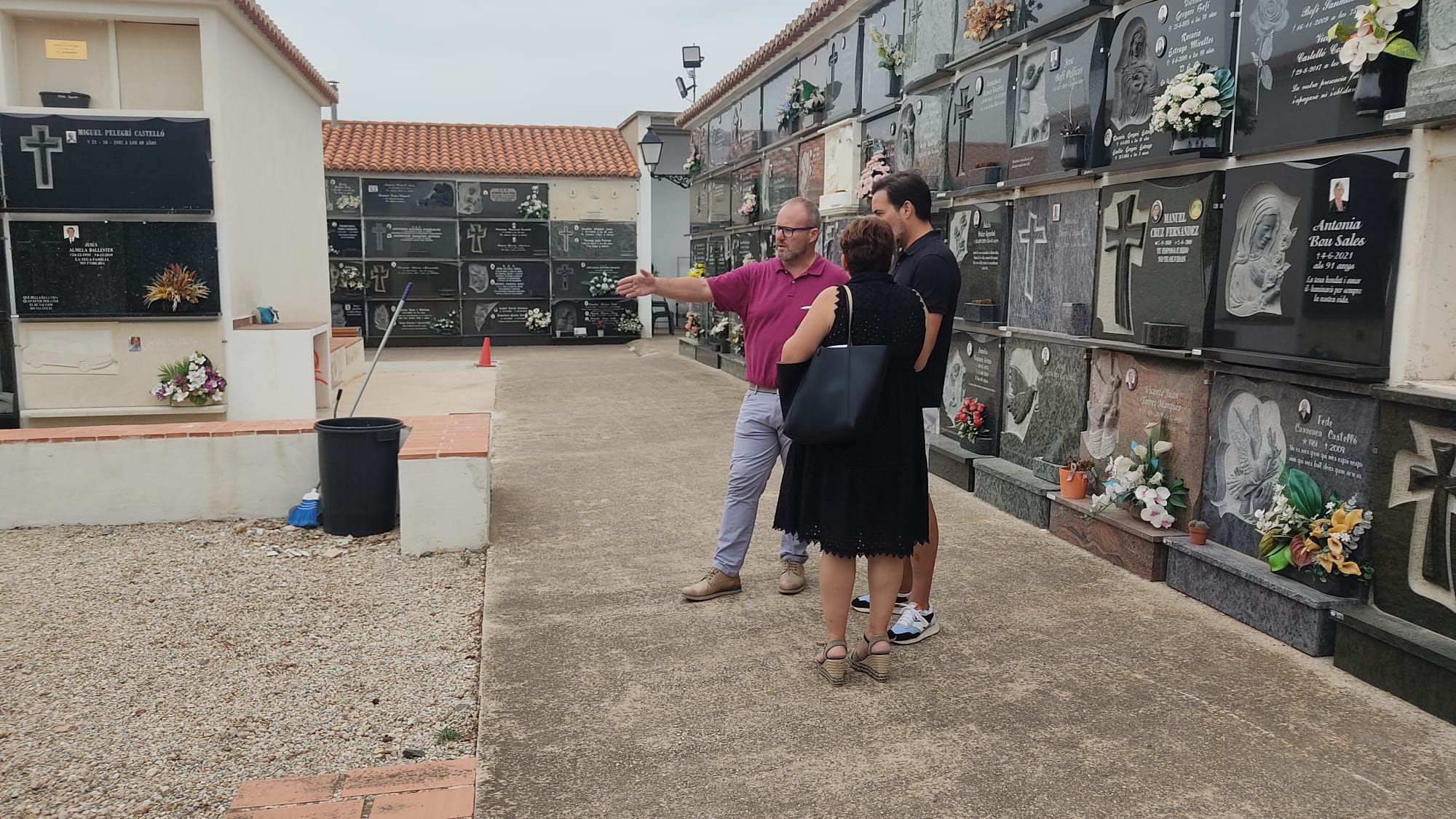 El alcalde de Xeraco Avelino Mascarell y técnicos municipales visitan el camposanto.