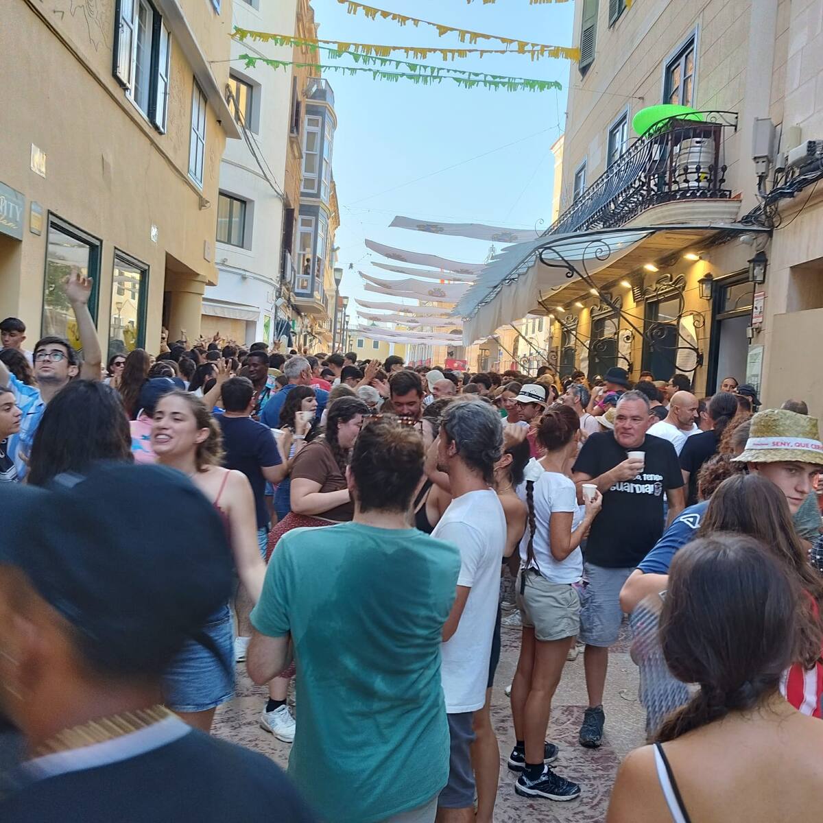 Maó es revolta contra el mal temps i fa festa grossa