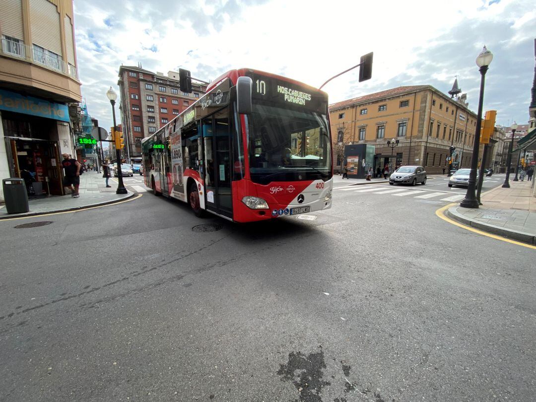 Autobús municipal Gijón a su paso por la Plaza del Instituto