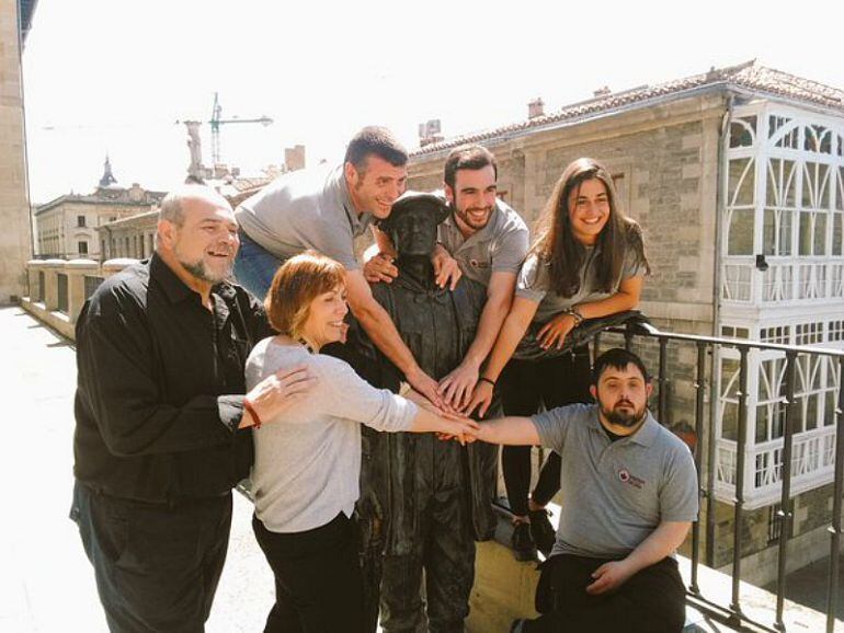 Miembros del club de rugby Gaztedi con la portavoz de EH Bildu en el Ayuntamiento, Miren Larrion.