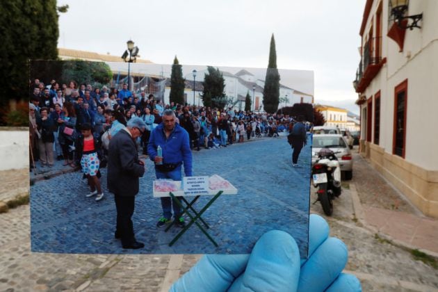 Foto de un vendedor ambulante de &quot;arropia&quot; (un dulce tradicional de la Semana Santa) durante una procesión tomada en abril de 2019 en Ronda.