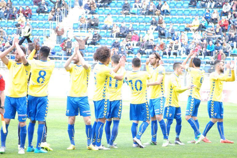 El once del Cádiz aplaude en su salida al Carranza