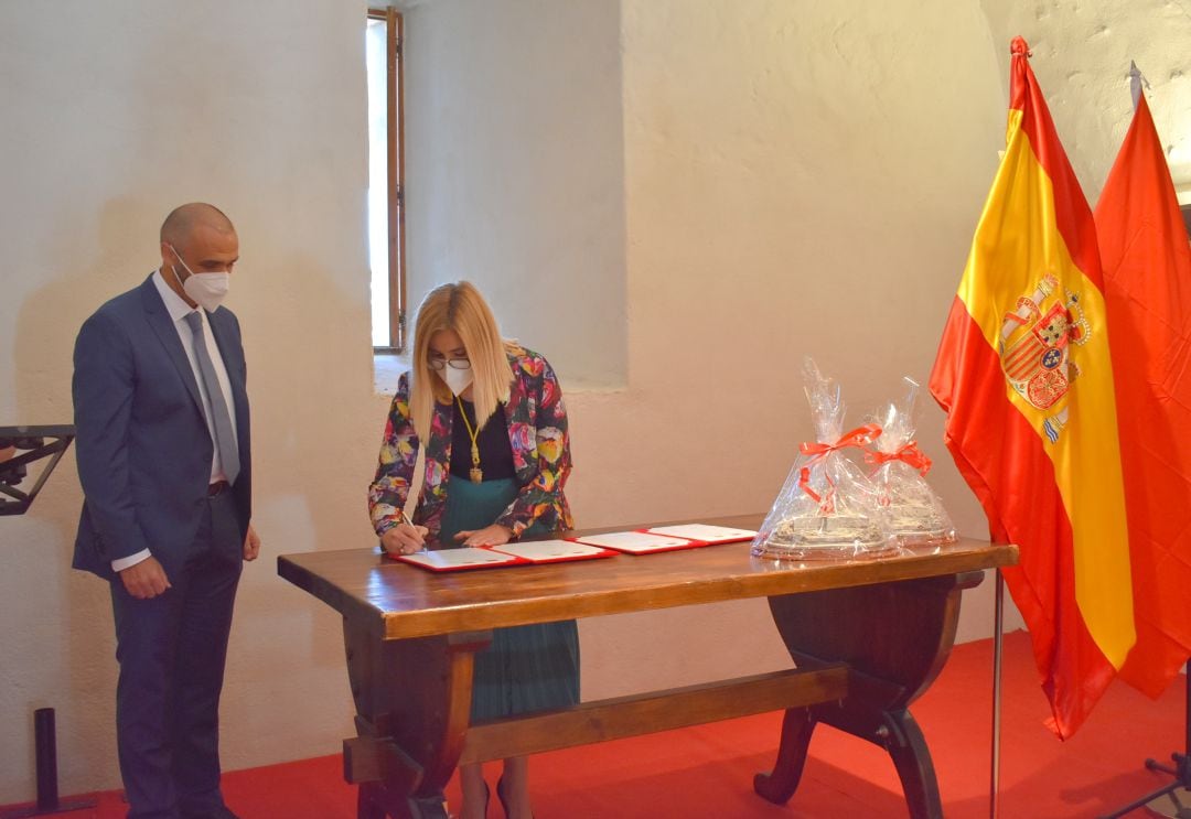 Javier Torá, junto a la alcaldesa de Petrer, durante la firma de hermanamiento con el Distrito de Huadu