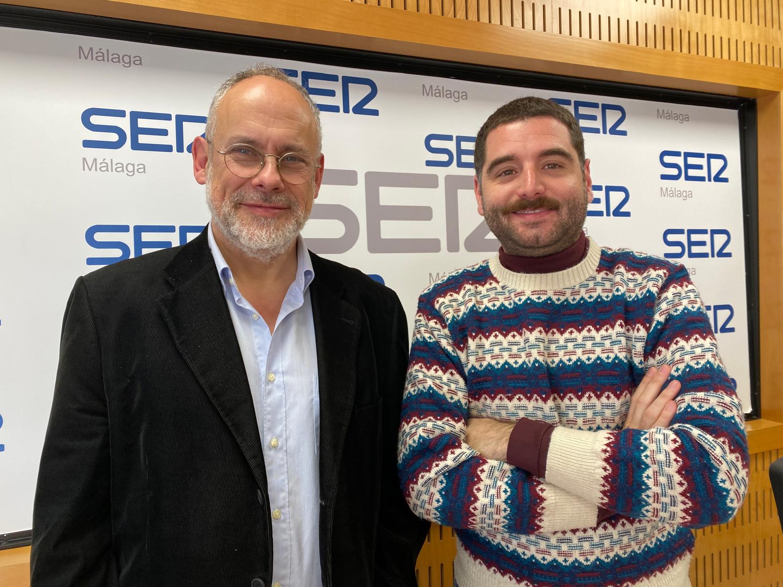 Luis Ruiz Padrón y Enrique Bravo Lanzac, comisarios de la exposición dedicada a Guerrero Strachan, en los estudios de SER Málaga