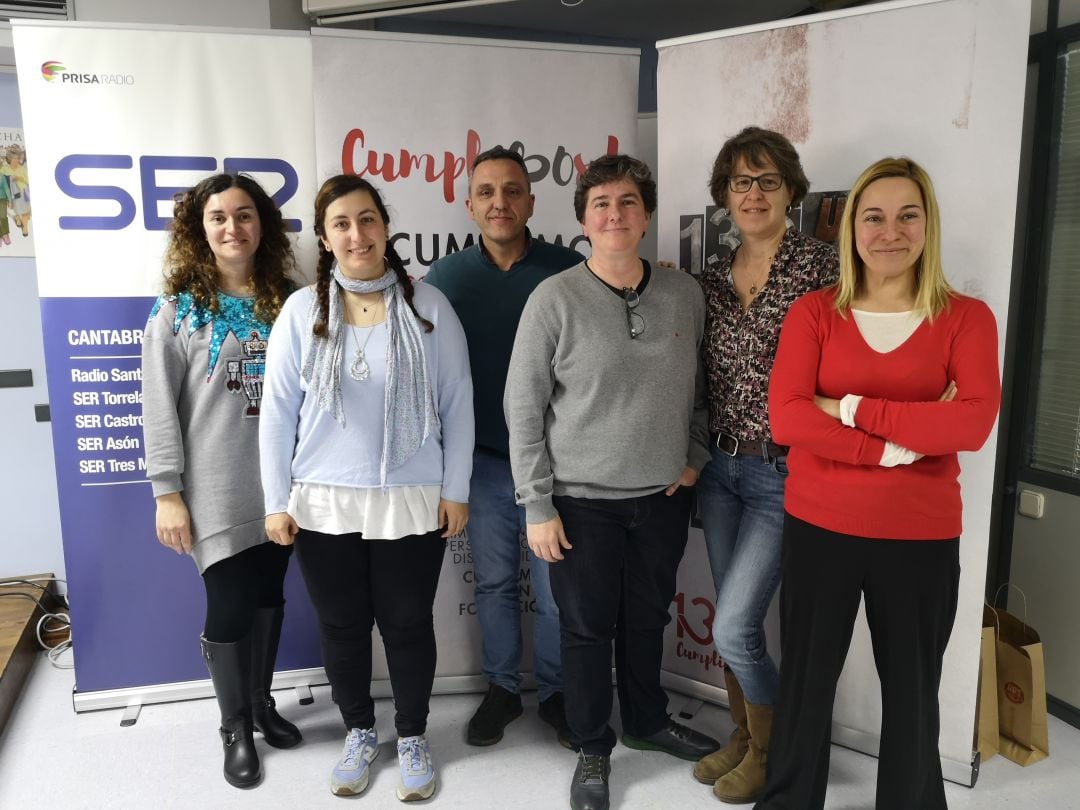 Kiara Brambilla, Mariano Carmona, Mónica Calonge y Beatriz Zorrilla junto a las conductoras de Hoy por hoy Cantabria.