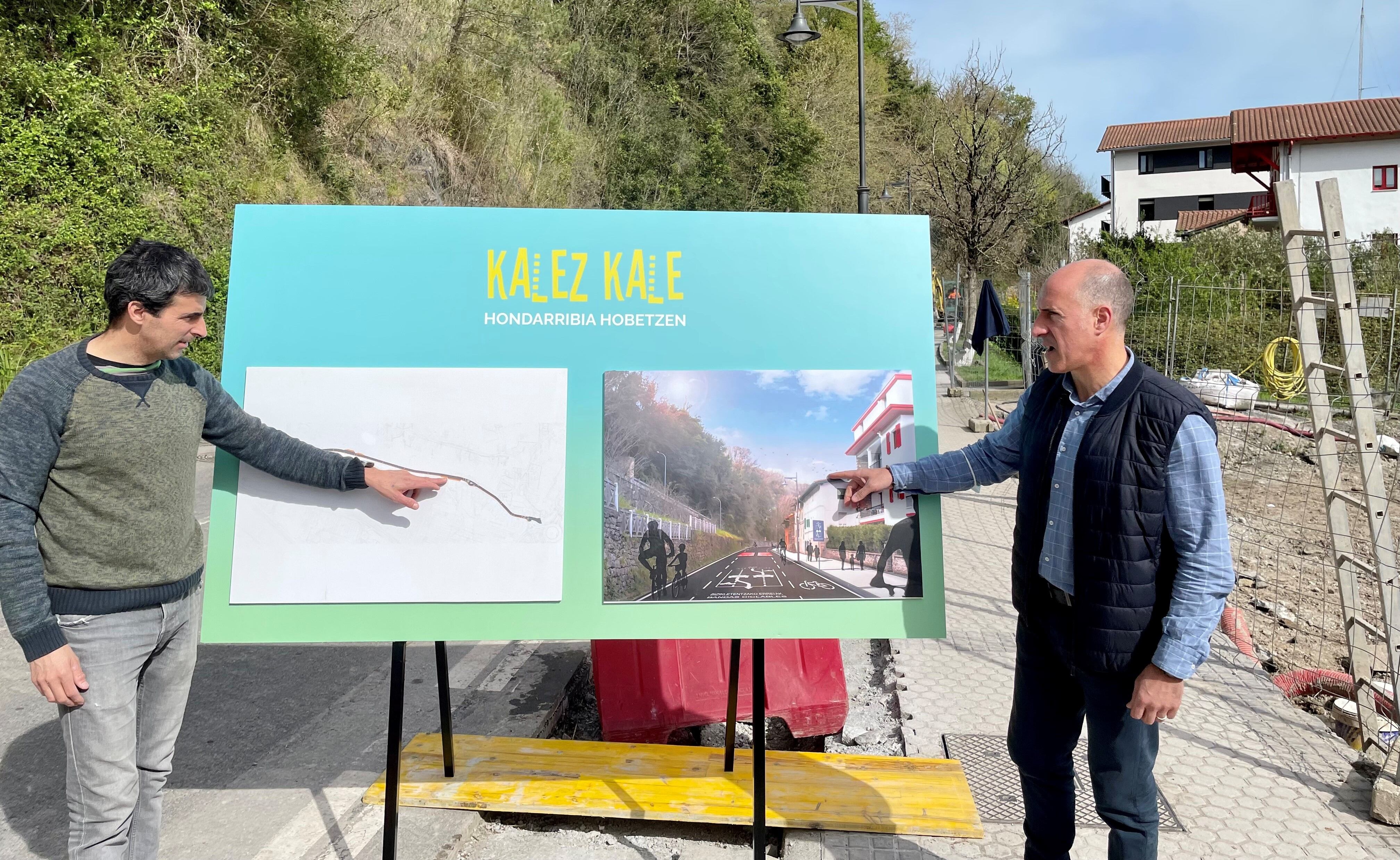 Los concejales Gonzalo Carrión y Juan Luis Silanes, explicando la reurbanización de la calle Kosta.