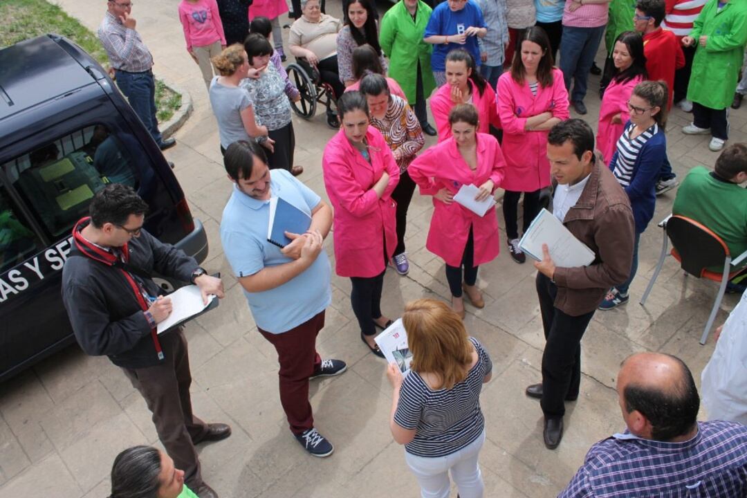 Trabajadores del Centro Ocupacional La Algarabía con varios usuarios