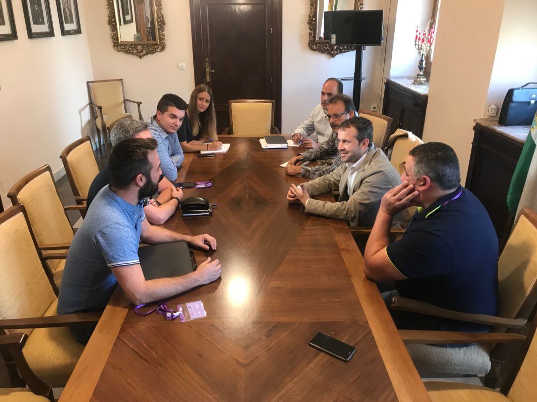 Reunión del alcalde y los concejales con el gremio del taxi de la capital.