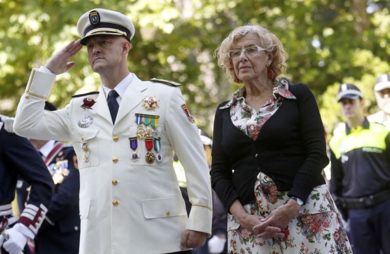 La alcaldesa de Madrid, Manuela Carmena, con el jefe de la Policía Municipal, Francisco Caletrio