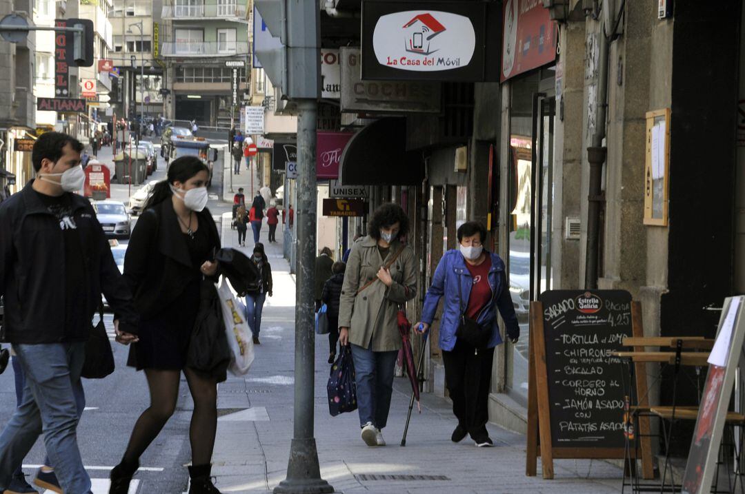 Varios ciudadanos pasean por las calles de Ourense, Galicia