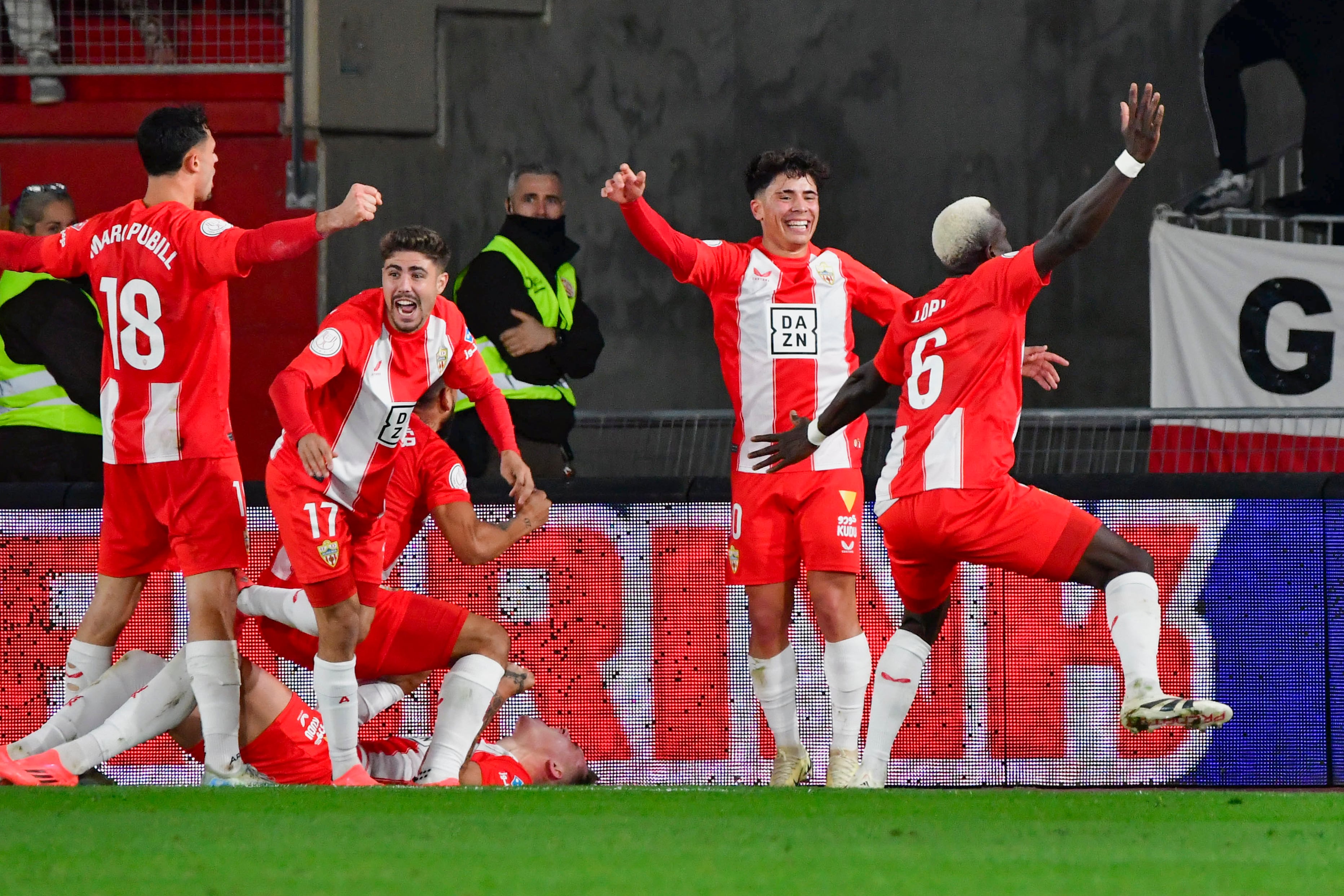 ALMERÍA, 04/01/2025.- Los jugadores de la UD Almería celebran su victoria 4-1 ante el Sevilla durante el partido de dieciseisavos de la Copa del Rey disputado este sábado en el UD Almería Stadium. EFE/Carlos Barba
