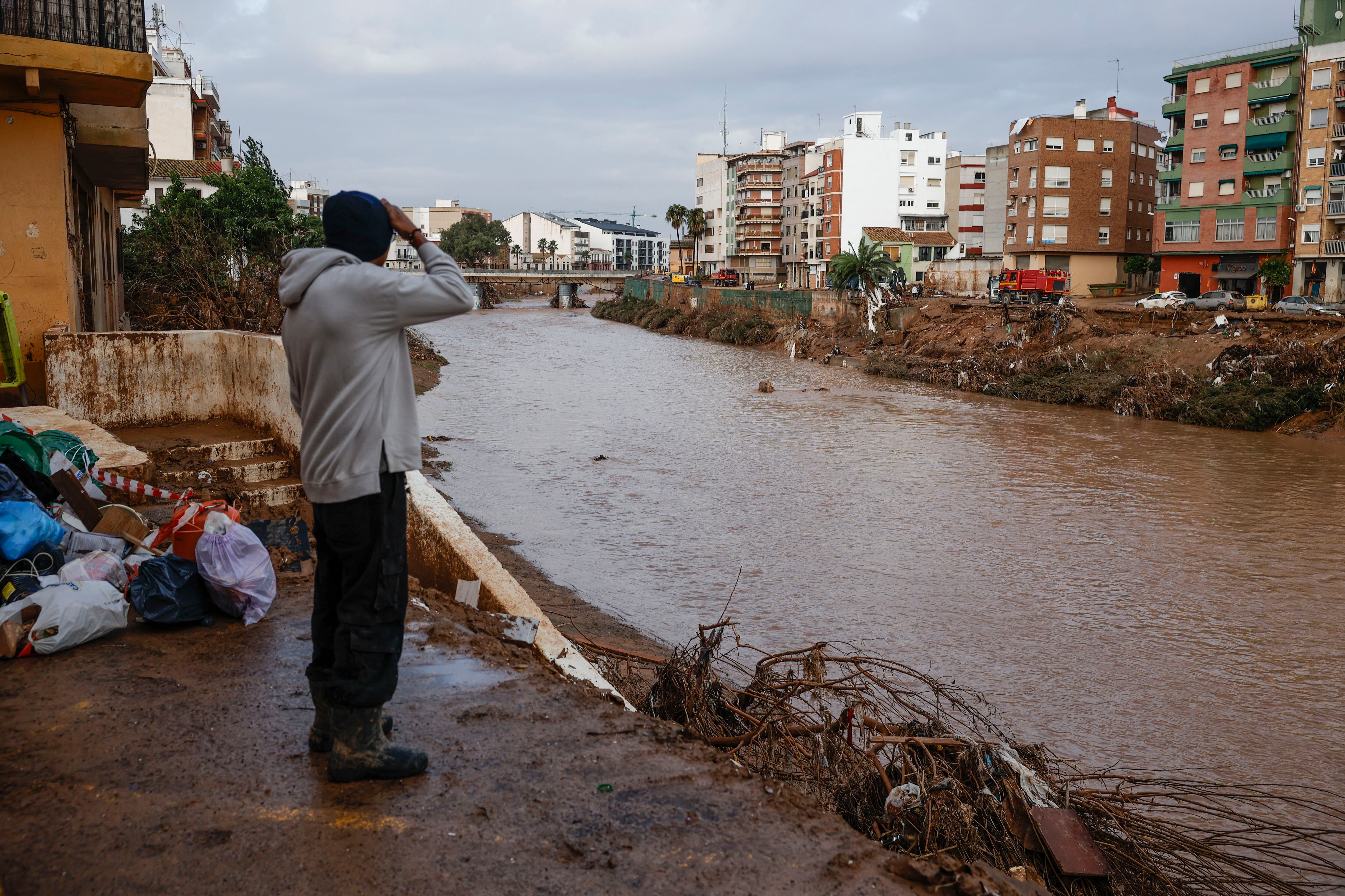 Un hombre observa el caudal del Barranco el Poyo en una imagen de archivo