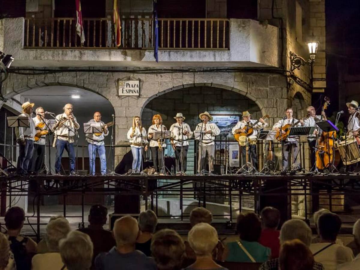 El grupo folk talaverano "La Troje" actúa en la plaza mayor de El Real de San Vicente