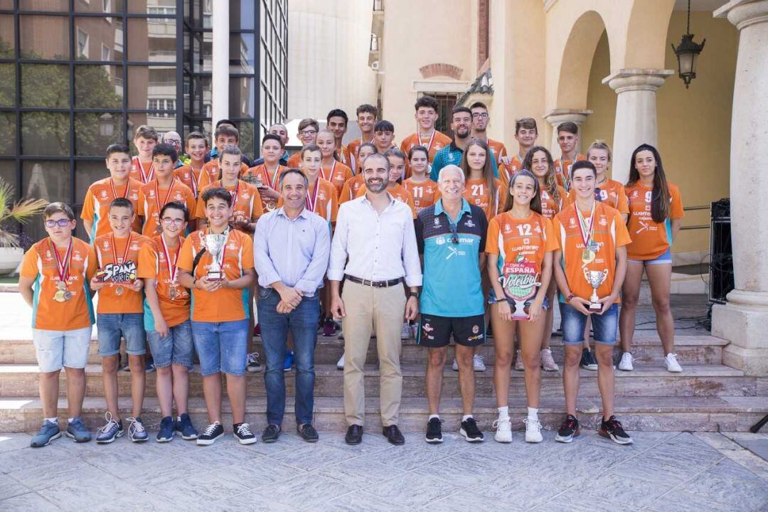 El alcalde de Almería recibiendo a los campeones.