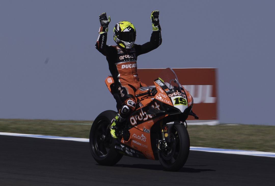 Álvaro Bautista celebra la victoria en Phillip Island 