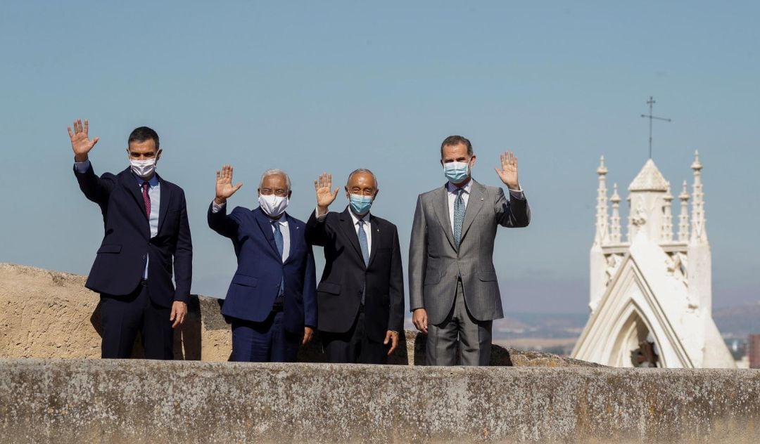 El presidente del Gobierno, Pedro Sánchez, el rey Felipe, junto con presidente portugués Marcelo Rebelo de Sousa y el primer ministro luso Antonio Costa.