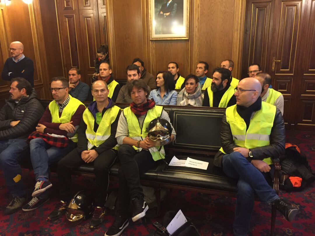 Bomberos siguiendo un pleno celebrado en la Diputación provincial de Cuenca con Benjamín Prieto como presidente