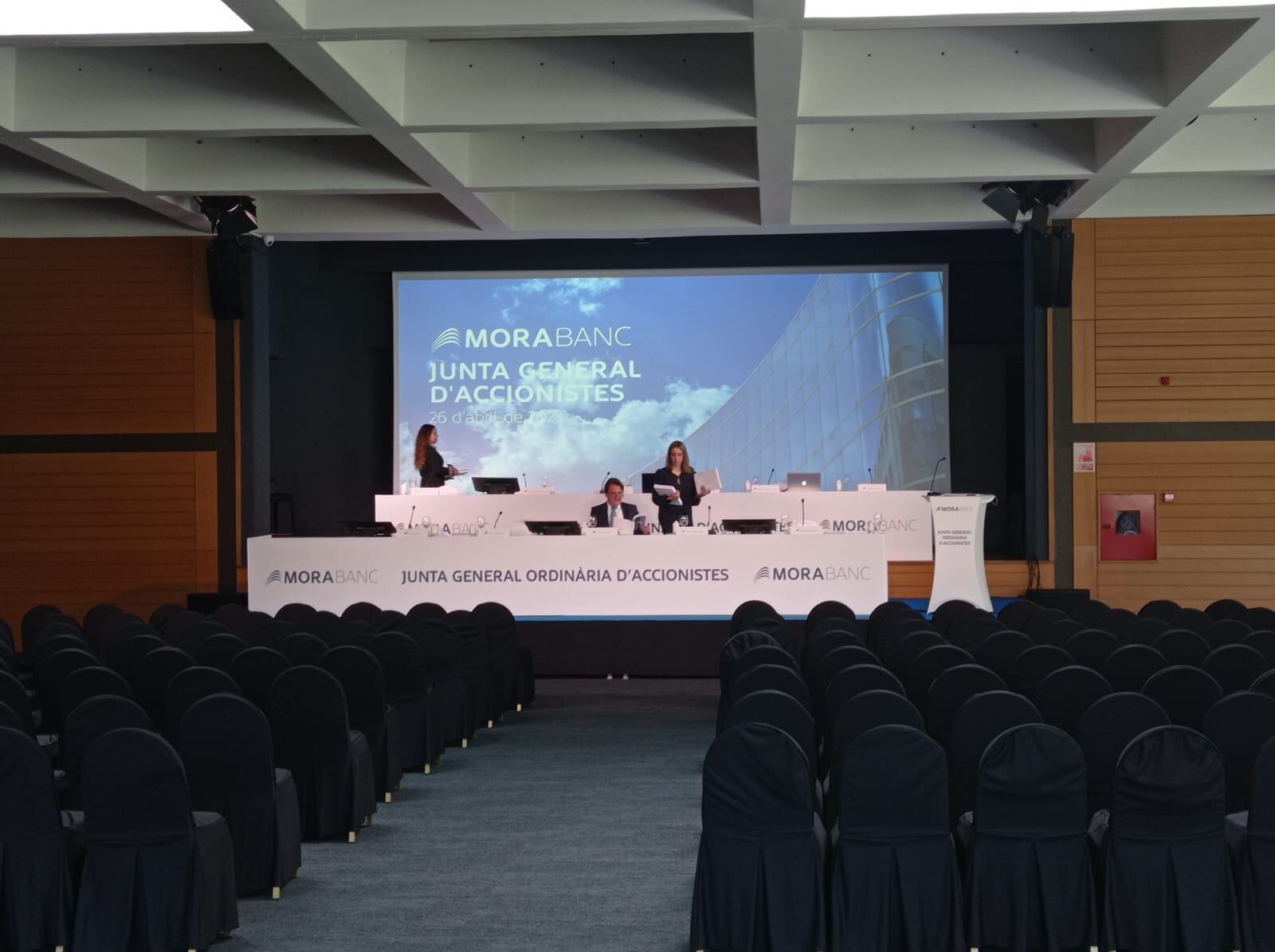 Preparatius de la Junta d'accionistes de MoraBanc que s'ha celebrat aquest matí al Centre de congressos d'Andorra la Vella.