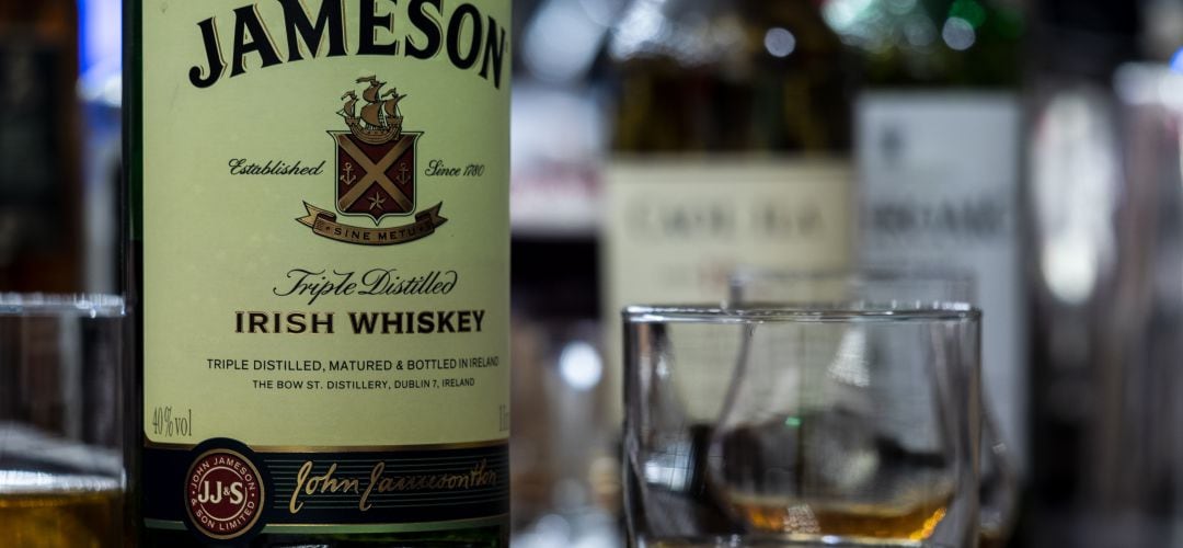 Una botella de whisky irlandés