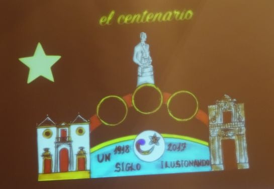 Diseño de la carroza del Centenario de la Cabalgata con la figura central de su creador en 1918, José María Izquierdo, la portada de La Real Maestranza, de donde salió en los primeros años, y la portada de la actual sede del Ateneo en la calle Orfila