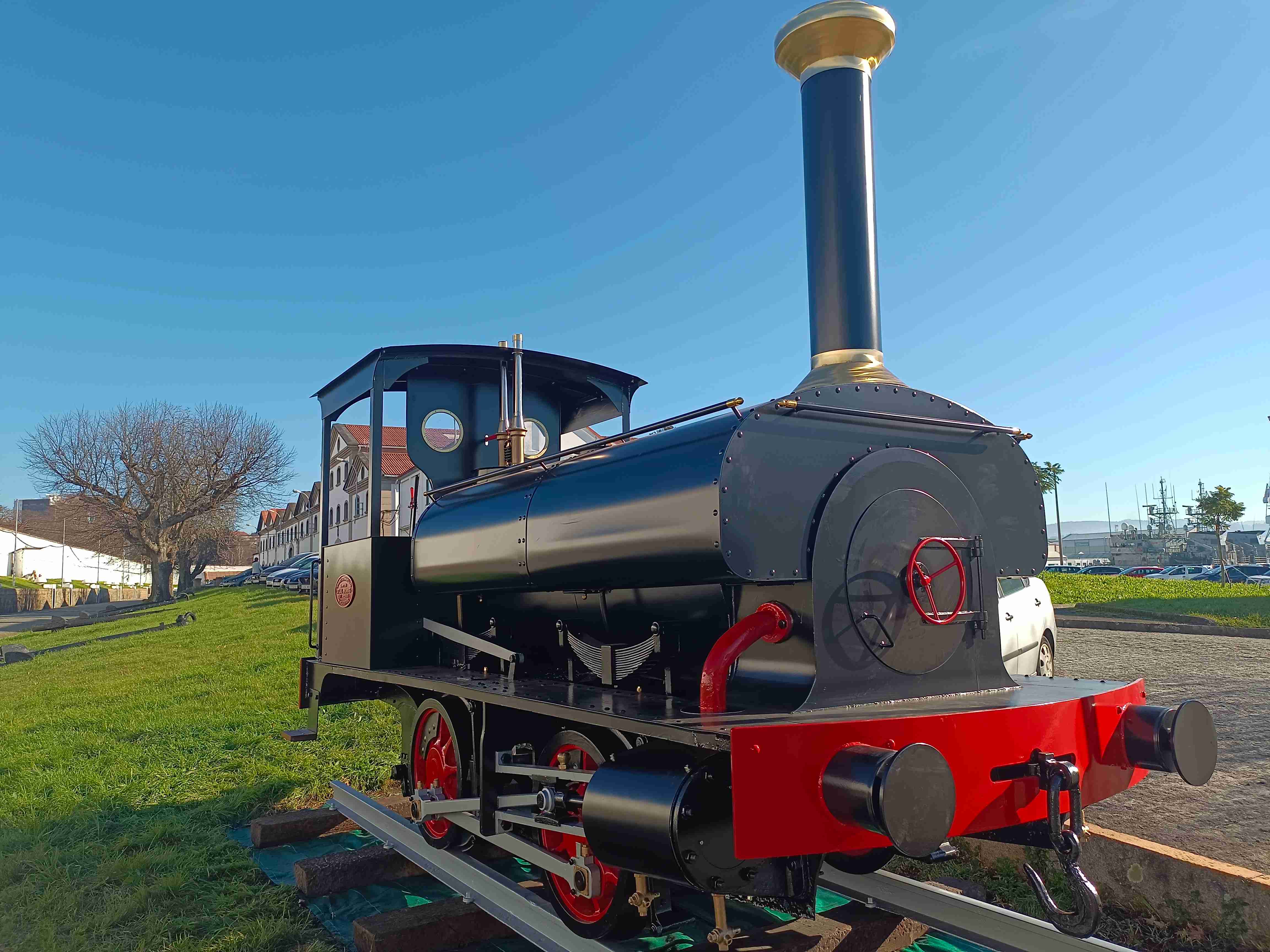 Imagen de la locomotora de vapor restaurada en el Arsenal Militar de Ferrol (foto: Armada)