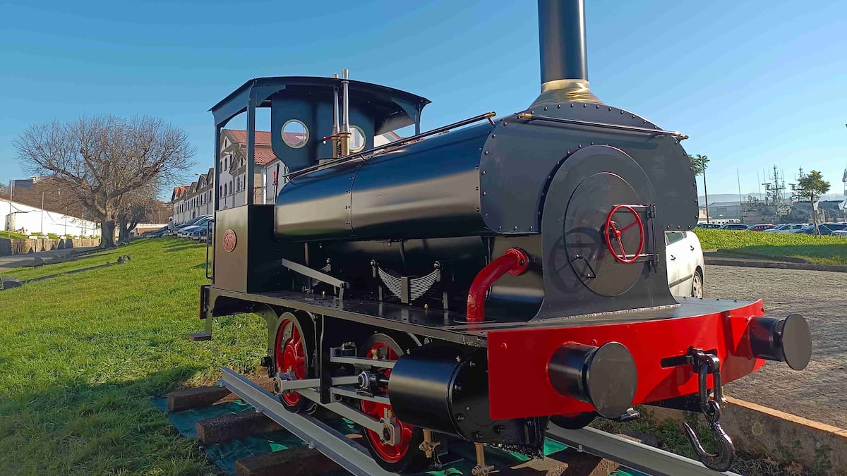 El Arsenal de Ferrol devuelve su brillo a una locomotora de vapor del siglo XIX