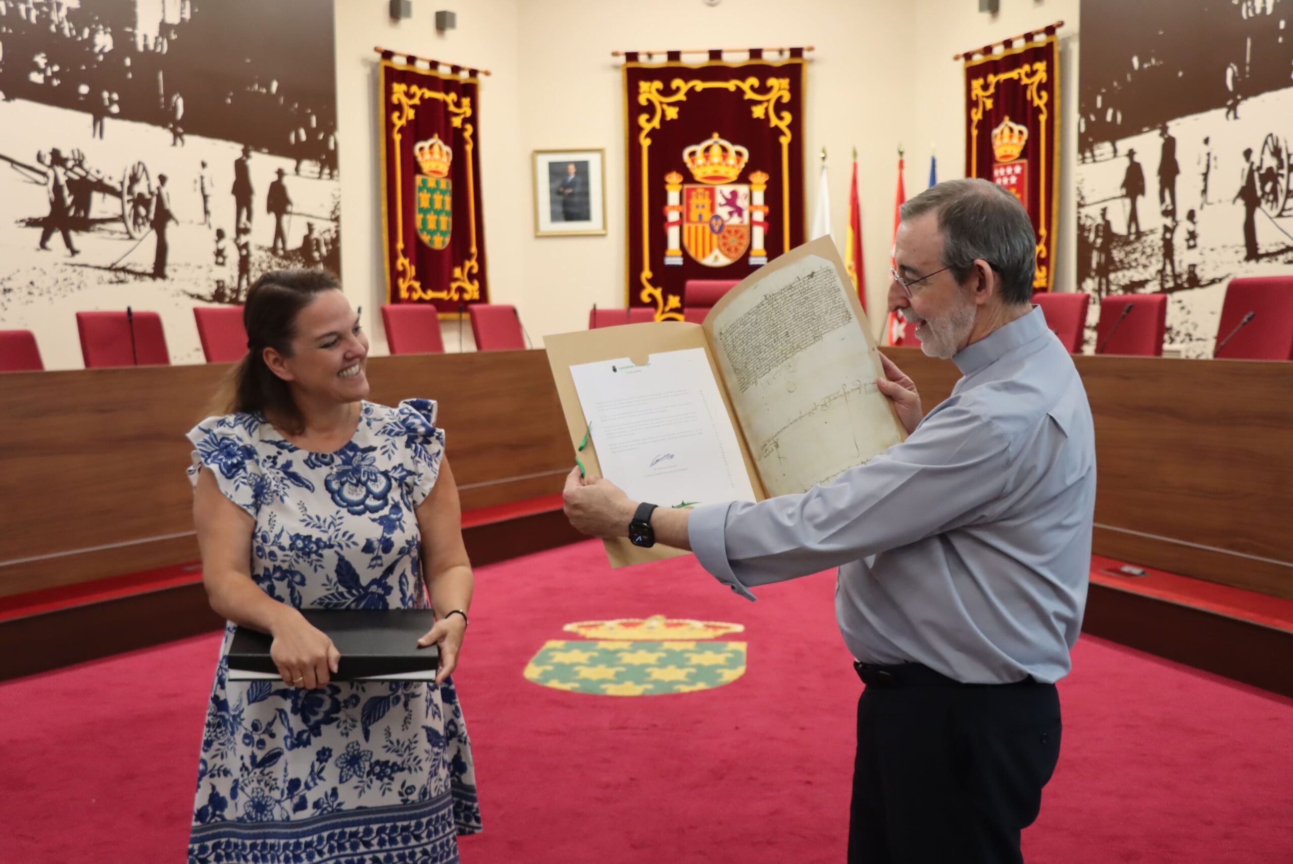 El párroco Don Juan Daniel Alcorlo junto a la alcaldesa Carla Greciano
