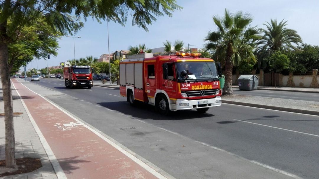 Dotaciones de bomberos saliendo del parque de Ildefonso Prats para atender una emergencia