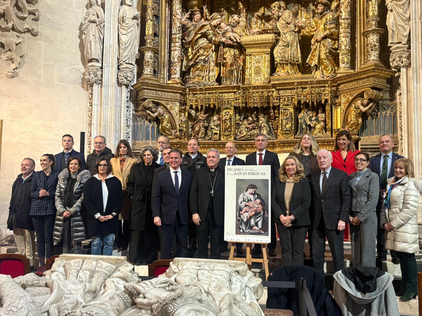 Foto de familia en la Capilla de los Condestables de la Catedral de Burgos tras la presentación del cartel de la exposición de Picasso