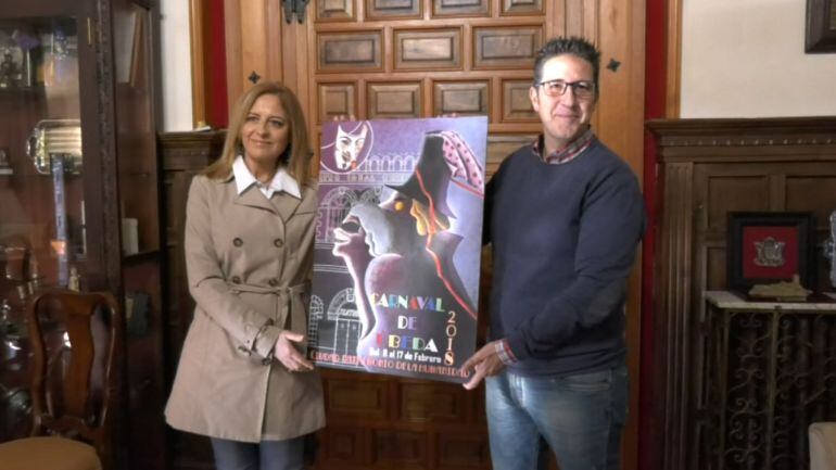 La autora del cartel, Maria Dolores Campos, y el concejal de Festejos, Jerónimo García, con el cartel del Carnaval de Úbeda 2018