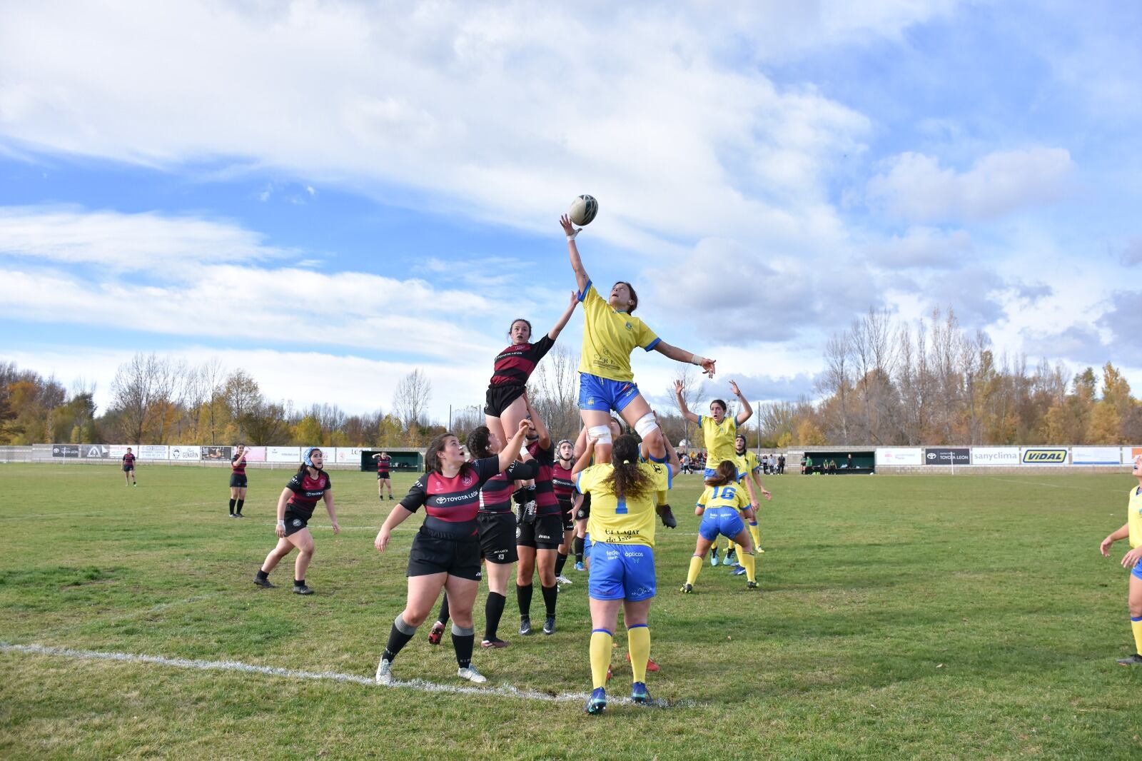 Imagen del duelo del 15 dorado ante León en Puente Castro