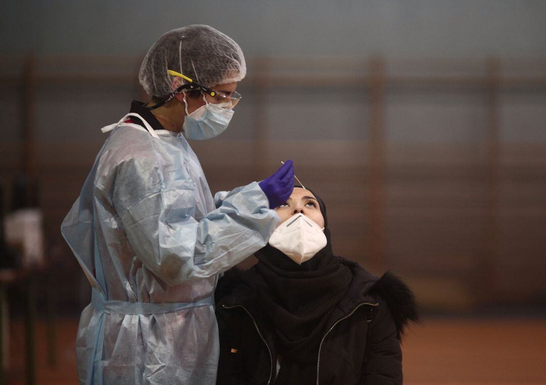 Un sanitario realiza test de antígenos de detección del covid.