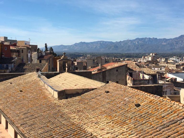 Imatge d&#039;arxiu de la teulada de l&#039;església. Es volen conservar les teules actuals.