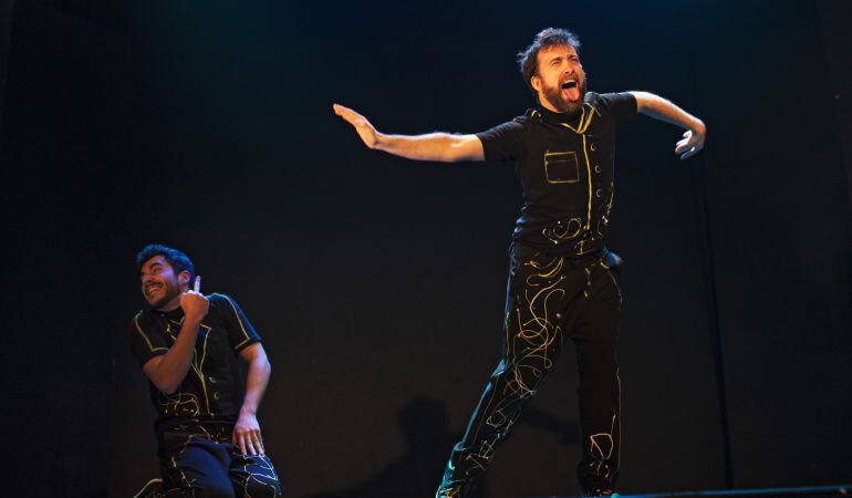 Los protagonistas de 'Shhh!' hacen reir al público gracias a la improvisación en directo