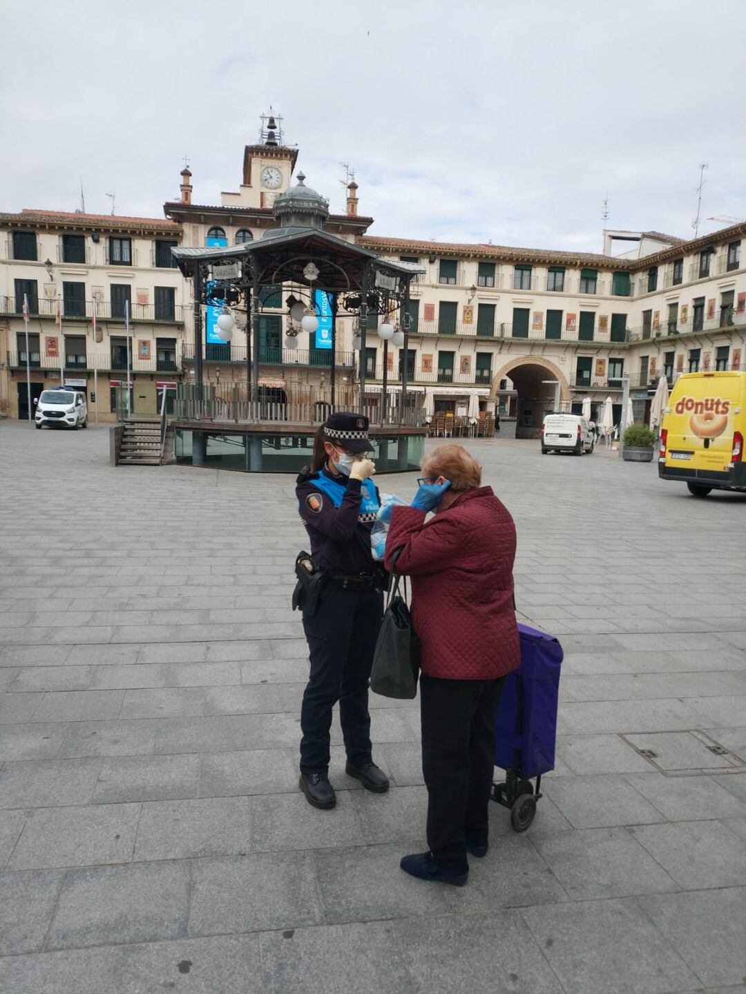 Policia en la Plaza Nueva