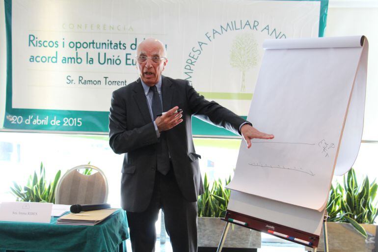 Ramon Torrent durant la xerrada avui amb membres de l'EFA