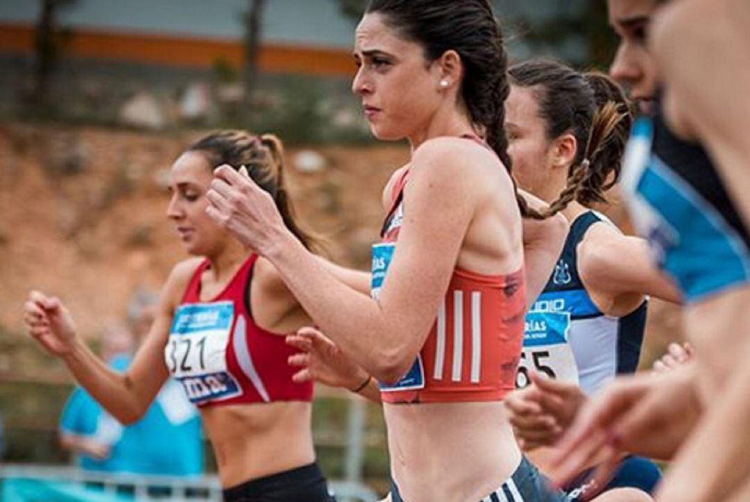 Celia Antón mira al horizonte durante una prueba de la pasada temporada en pista al aire libre.