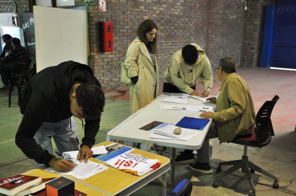 Visitantes de Femoga firmando contra el Proyecto Octante, con Sijena Sí