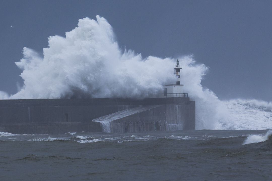 Olas rompen contra el faro de la localidad de San Esteban de Pravia, perteneciente al concejo de Muros de Nalón, en Asturias (España).