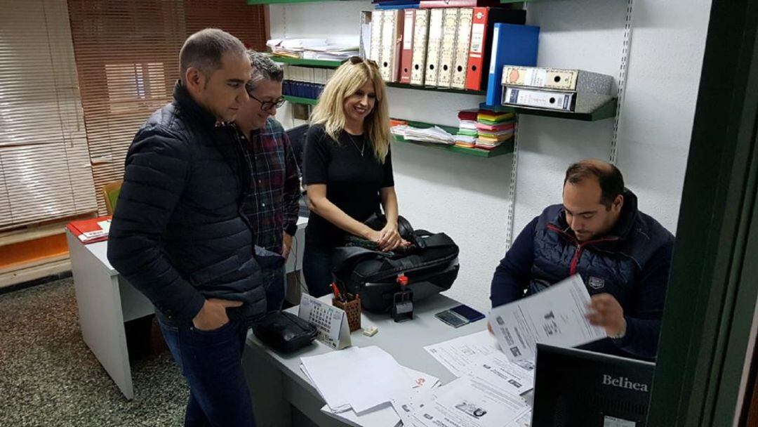 La candidata Eva Montesinos presentando sus avales ante el Secretario de Organización local, Pedro Ródenas