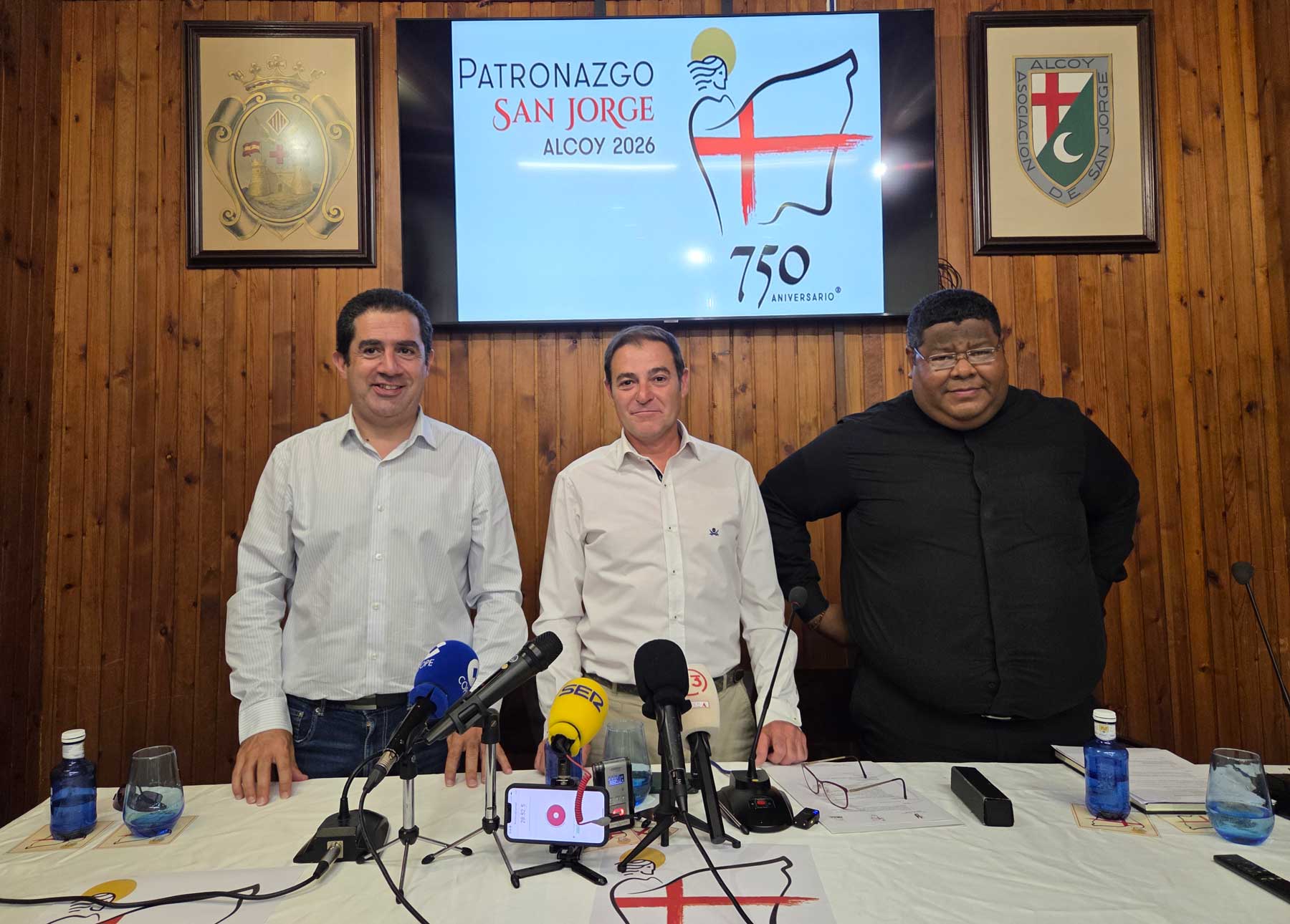 Toni Francés, Paco García y Jesús Fuentes, en la presentación de los actos del 750 aniversario del patronazgo de San Jorge