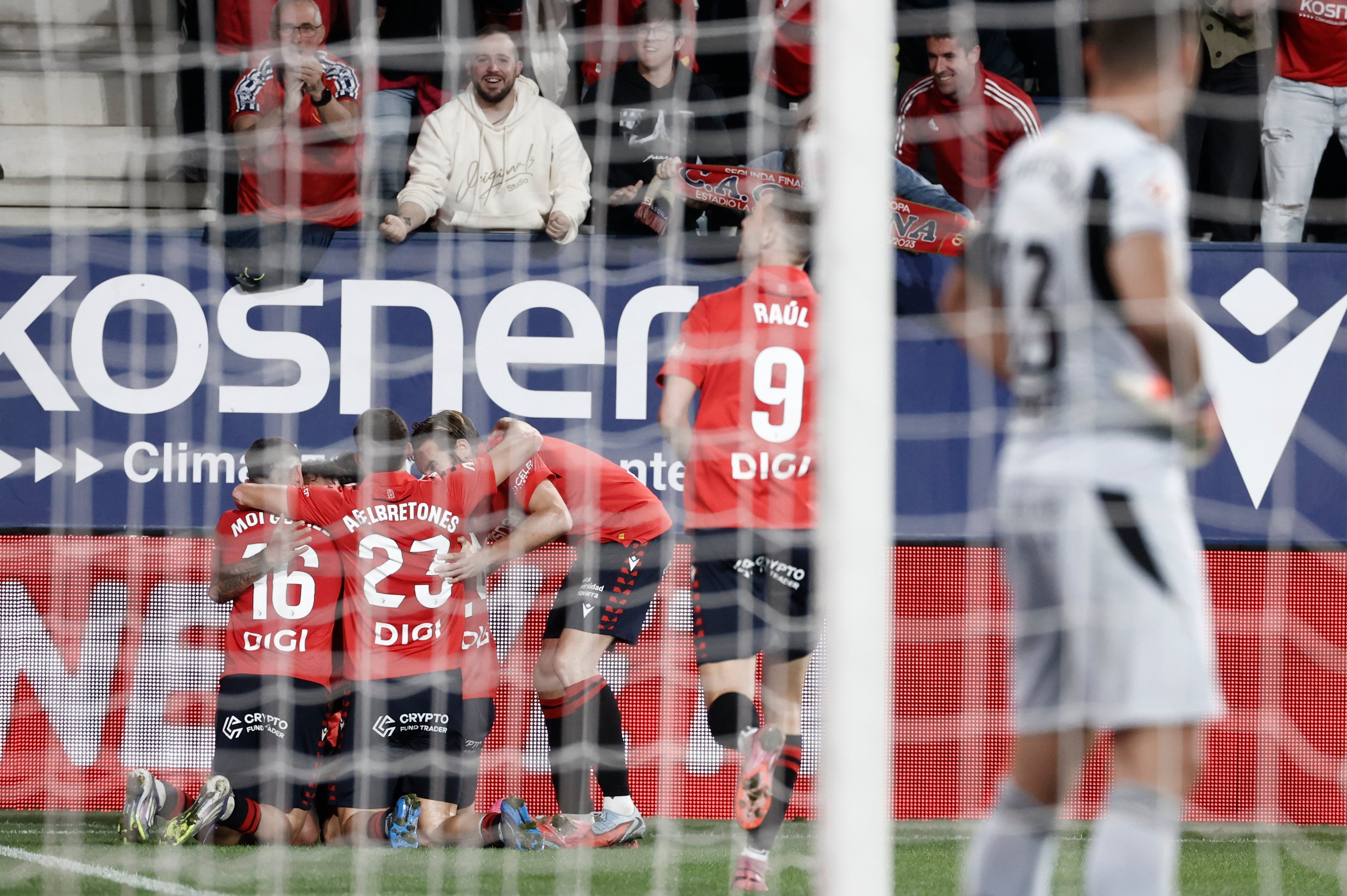 PAMPLONA, 03/10/2025.- Los jugadores de Osasuna celebran el segundo gol ante el Getafe, durante el partido de LaLiga de fútbol que CA Osasuna y Getafe CF han disputado este viernes en el estadio de El Sadar, en Pamplona. EFE/Jesús Diges
