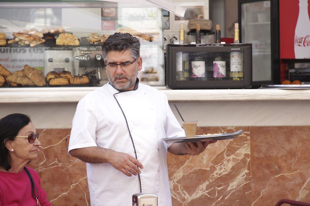 Trabajador en la terraza de un bar. Imagen de archivo