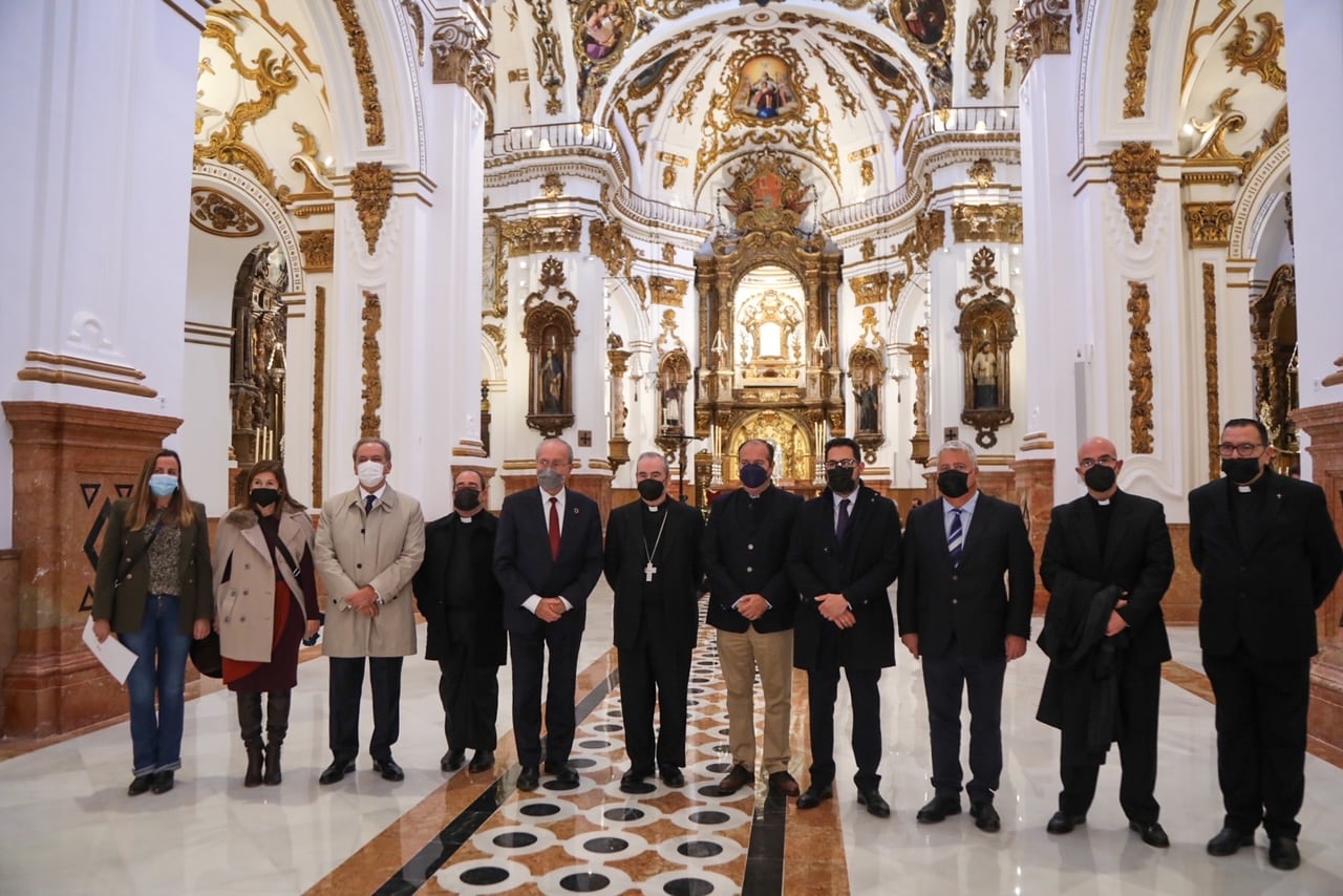 El alcalde de Málaga, Francisco de la Torre, acompañado por el Obispo de Málaga, Jesús Catalá, y  miembros de la Corporación municipal, han visitado esta mañana la iglesia tras la conclusión de las obras de rehabilitación