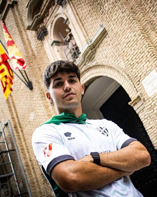 Javi Hernández posa como nuevo jugador del Huesca en la puerta de la Basílica de San Lorenzo