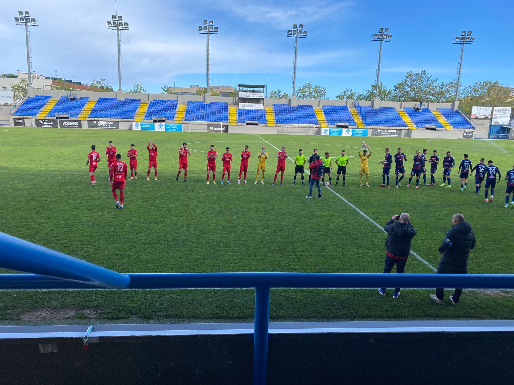 Instante del partido entre el Costa Brava y el CD Alcoyano